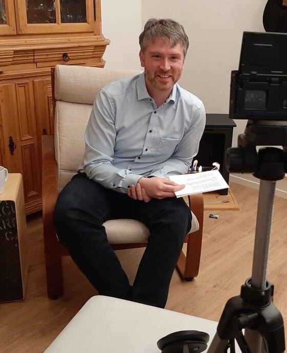 Jonas beim Kamingespräch